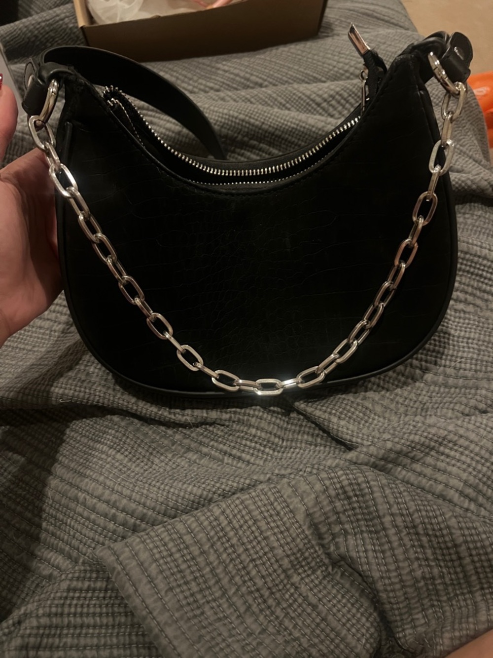 Elegant Black Croc-Texture Shoulder Bag with Silver Chain